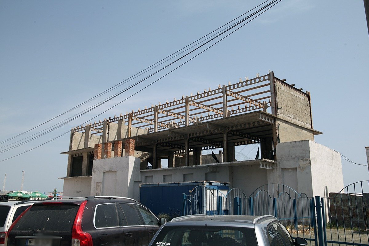 Beach-baruri ilegale pe litoral: peste 100 de construcții fără autorizație, identificate anul trecut Un număr impresionant de 105 construcții de tip beach-bar au funcționat ilegal pe plajele românești, între Năvodari și Vama Veche, în sezonul estival precedent