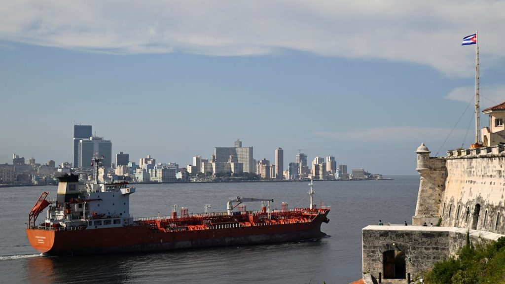 Rusia sfidează blocada petrolieră americană și trimite Cuba combustibil Moscova a luat măsuri pentru a contracara blocada petrolieră impusă de Washington asupra Cubei, trimițând în insulă o navă cisternă cu până la 200.000 de barili de motorină