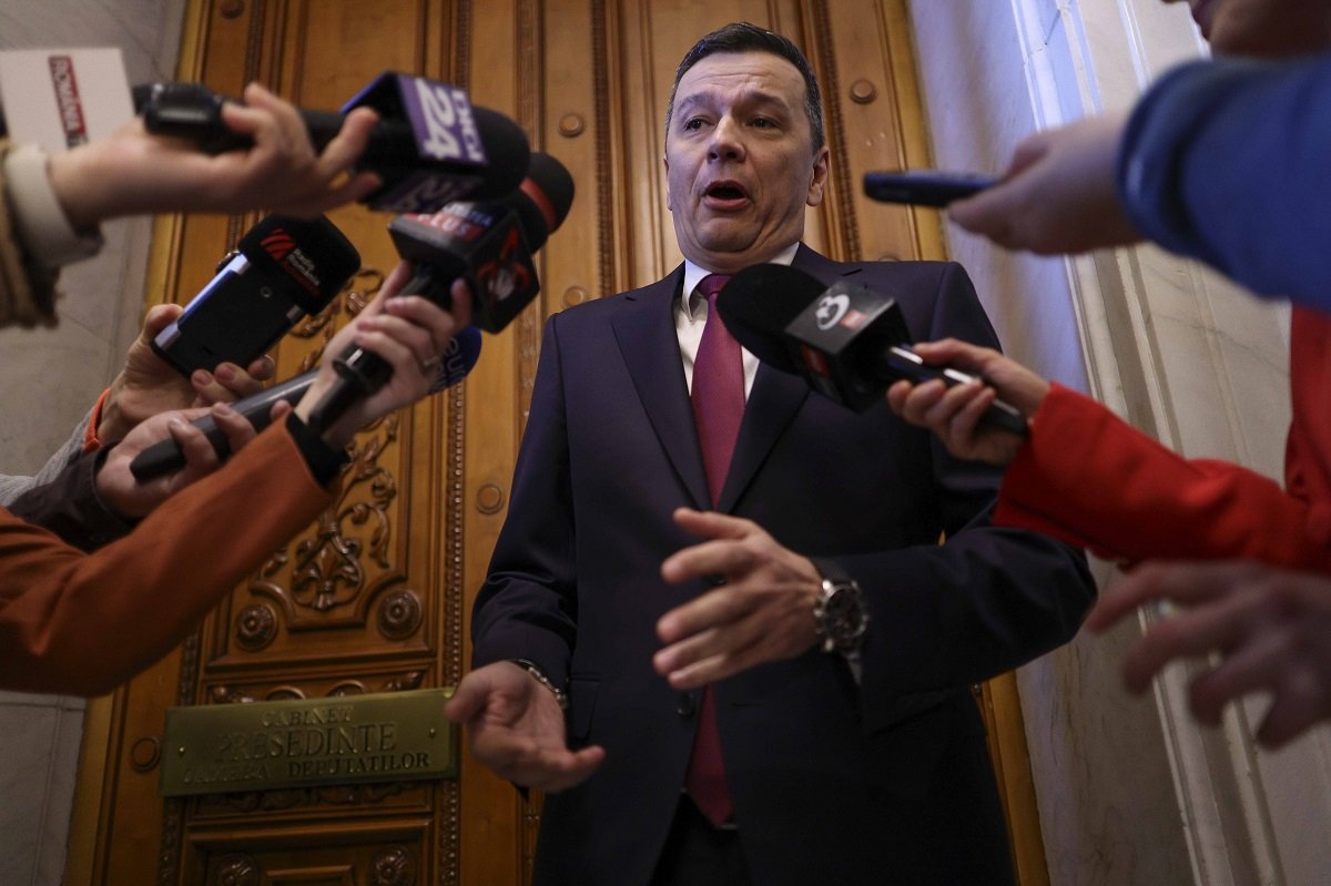 PSD cere Guvernului să reducă accizele la carburanți Partidul Social Democrat (PSD) a solicitat miercuri Guvernului, printr-un comunicat de presă, să dispună și reducerea accizelor la carburanți, pe lângă măsurile deja anunțate