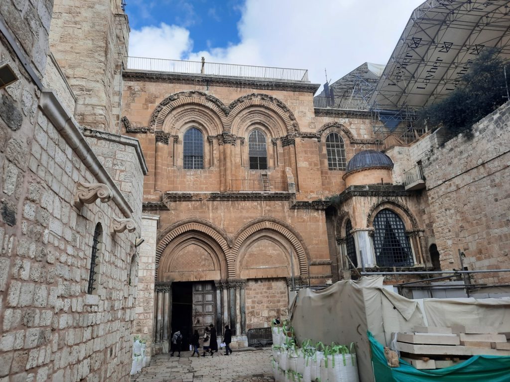 Interzicerea Patriarhului Latin al Ierusalimului în Biserica Sfântului Mormânt, justificată de autoritățile israeliene Poliția israeliană a restricționat accesul Patriarhului Latin al Ierusalimului, în ziua de Duminica Floriilor catolice, la Biserica Sfântului Mormânt