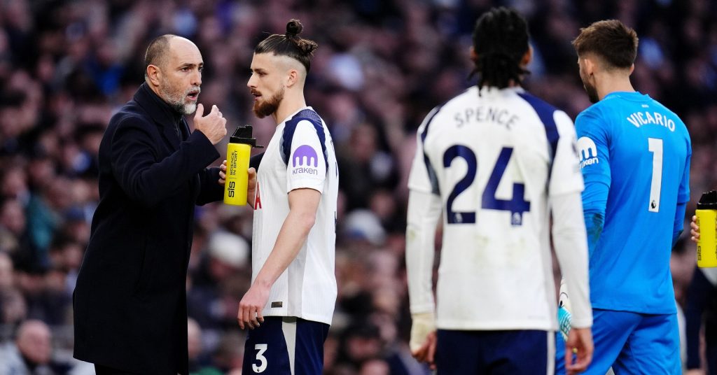 Drăgușin, absent din lotul lui Tottenham, dar prezent pe stadion la meciul cu Crystal Palace Fundașul român Radu Drăgușin nu a fost inclus în lotul lui Tottenham Hotspur pentru meciul cu Crystal Palace, din etapa a 29-a a Premier League