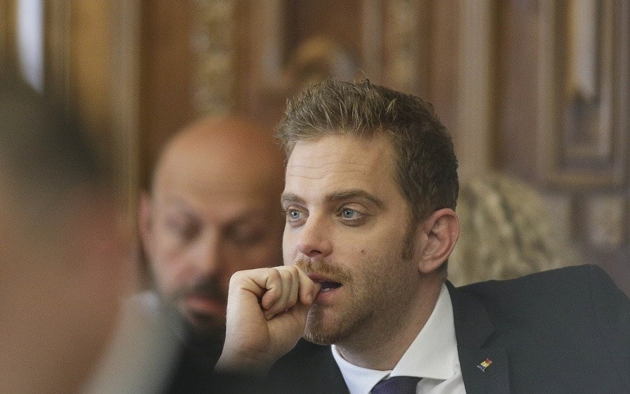 Ilan Laufer, implicat într-un accident rutier Ilan Laufer, fost ministru pentru mediul de afaceri în guvernul Tudose, a fost implicat într-un accident rutier, relatează surse polițienești pentru G4Media.ro