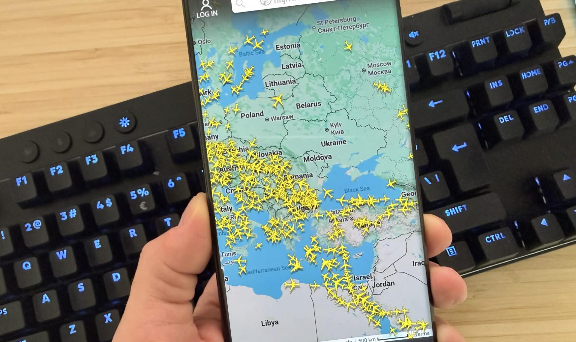 Flightradar24, aplicația care aduce cerul la picioarele utilizatorilor Platforma Flightradar24, cunoscută pentru afișarea în timp real a zborurilor, a devenit un instrument indispensabil pentru pasionați, profesioniști din aviație și chiar publicul larg