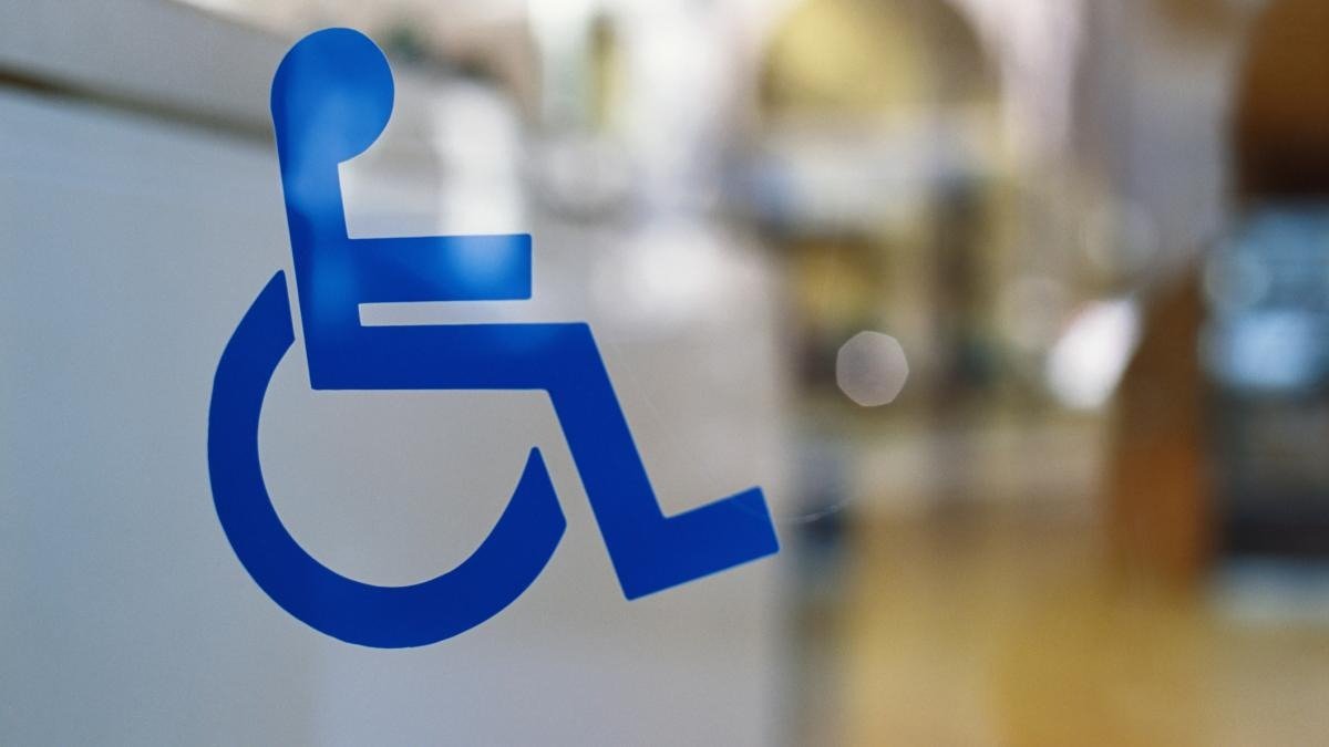 Zeci de persoane sănătoase, suspectate că primesc ilegal pensii de handicap O investigație amplă dezvăluie un mecanism prin care persoane fără probleme de sănătate obțin certificate de handicap, urmate de indemnizații lunare