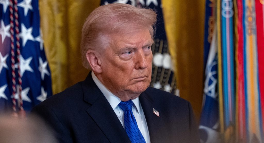 Trump ia o decizie crucială privind agenții ICE în contextul Cupei Mondiale, pe fondul tensiunilor cu Iranul În plin conflict militar cu Iranul, fostul președinte american Donald Trump a stabilit o politică clară referitoare la acțiunile agenților ICE în timpul Cupei Mondiale, pe care Statele Unite o vor co-organiza în această vară