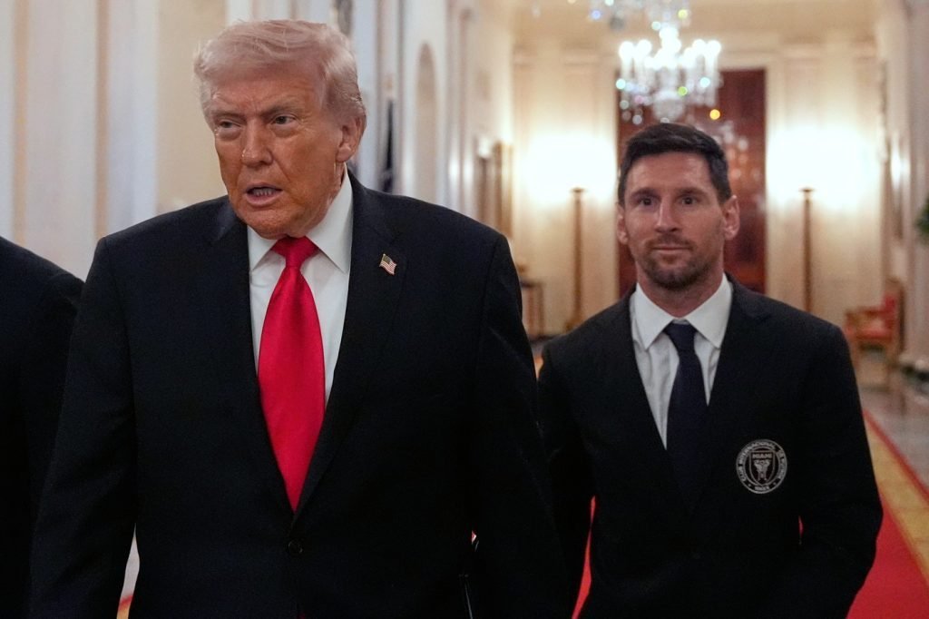 Trump l-a primit pe Messi la Casa Albă în plină tensiune cu Iranul În plin context al tensiunilor cu Iranul, fostul președinte american Donald Trump l-a întâmpinat pe Lionel Messi și echipa Inter Miami la Casa Albă