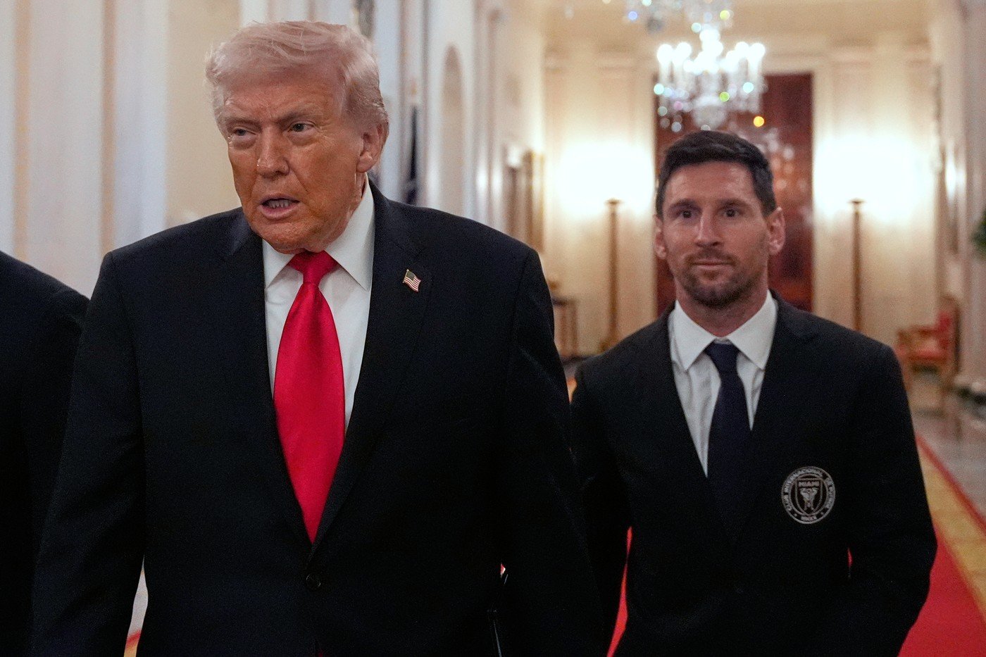 Trump l-a primit pe Messi la Casa Albă în plină tensiune cu Iranul În plin context al tensiunilor cu Iranul, fostul președinte american Donald Trump l-a întâmpinat pe Lionel Messi și echipa Inter Miami la Casa Albă