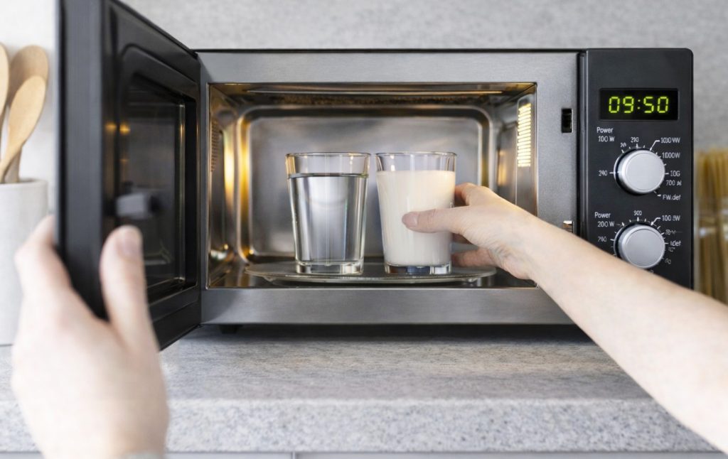 Atenție la ce pui în cană: Pericolele supraîncălzirii în cuptorul cu microunde Cuptoarele cu microunde, prezente în majoritatea locuințelor, pot ascunde pericole, mai ales când vine vorba de încălzirea lichidelor