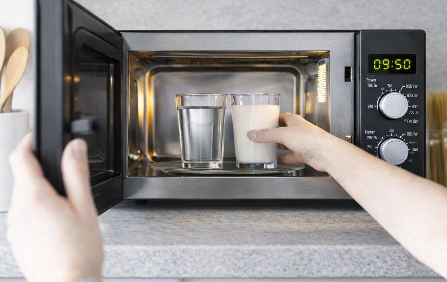 Atenție la ce pui în cană: Pericolele supraîncălzirii în cuptorul cu microunde Cuptoarele cu microunde, prezente în majoritatea locuințelor, pot ascunde pericole, mai ales când vine vorba de încălzirea lichidelor