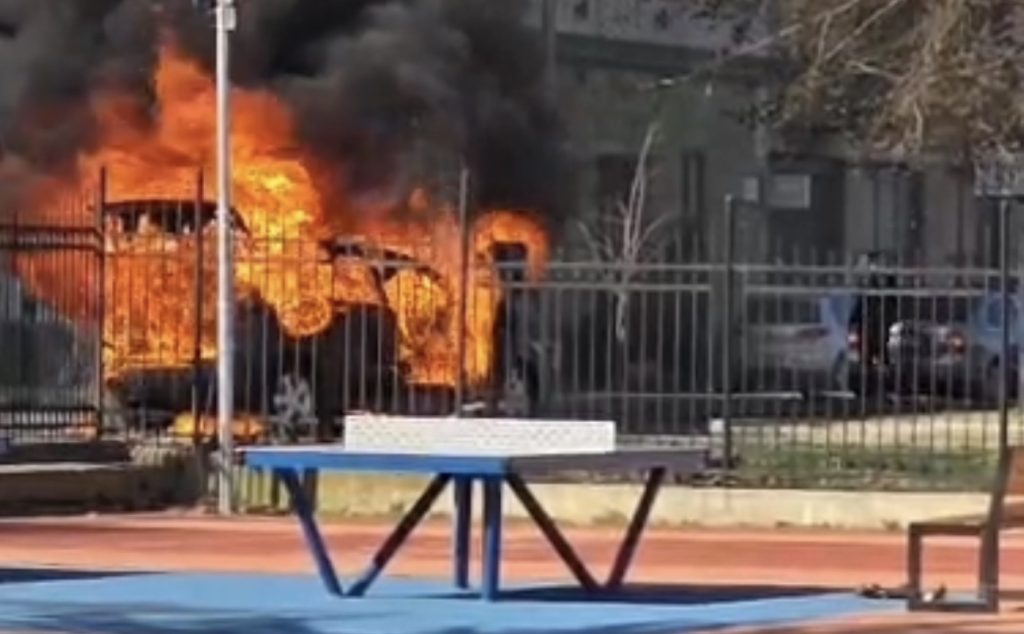Incendiu la un autoturism pe Bulevardul General Dragalina din Arad. Pompierii intervin