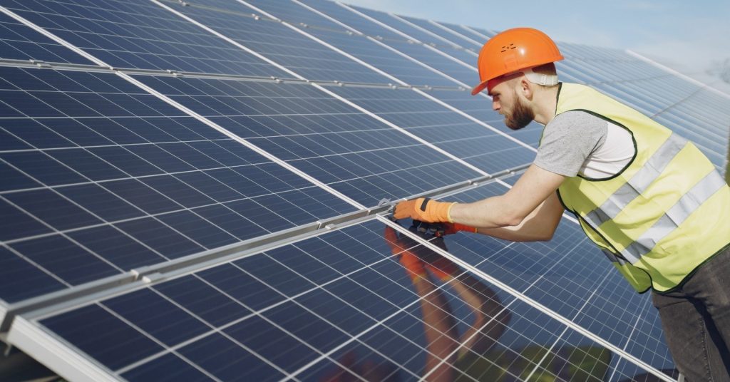 Scumpirea combustibililor fosili accelerează tranziția energetică în Europa Europa asistă la o creștere semnificativă a interesului pentru energiile regenerabile, pe fondul majorării prețurilor la petrol și gaze naturale, accentuate de tensiunile din Orientul Mijlociu