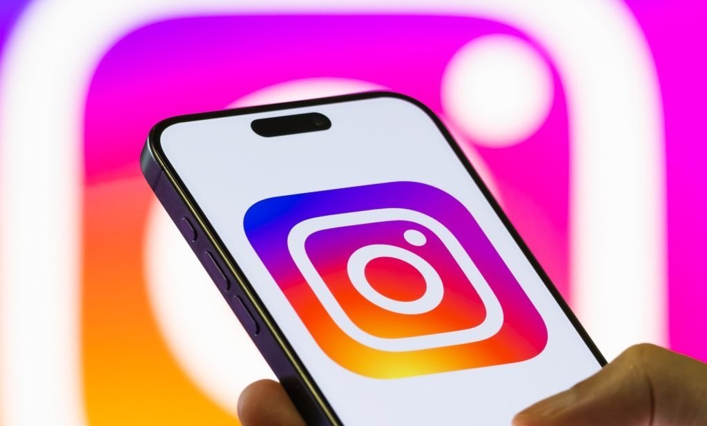 De la o frustrare la un imperiu vizual: povestea Instagram, rețeaua care a schimbat lumea Instagram, platforma vizuală care a transformat modul în care comunicăm și consumăm informații, a pornit dintr-o simplă nemulțumire