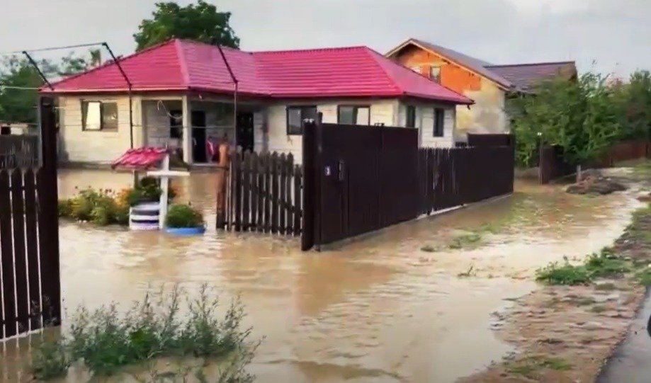 Inundații în Vrancea: Zeci de persoane evacuate, alte sute refuză evacuarea Noaptea de duminică spre luni a adus emoție și pericol în județul Vrancea, unde condițiile hidrometeorologice nefavorabile au impus evacuarea preventivă a mai multor persoane din două comune