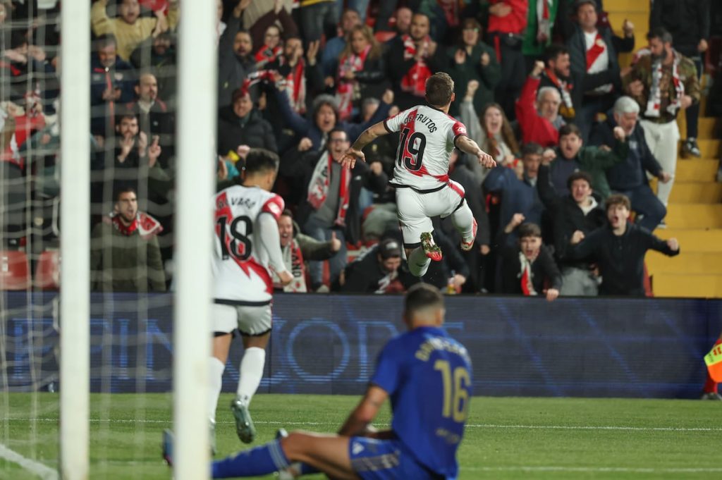 Rayo Vallecano zdrobește Oviedo într-un meci amânat, adâncind criza oaspeților Meciul dintre Rayo Vallecano și Oviedo, amânat în februarie din cauza stării proaste a gazonului, s-a disputat miercuri, iar rezultatul a fost clar: Rayo a învins cu 3-0