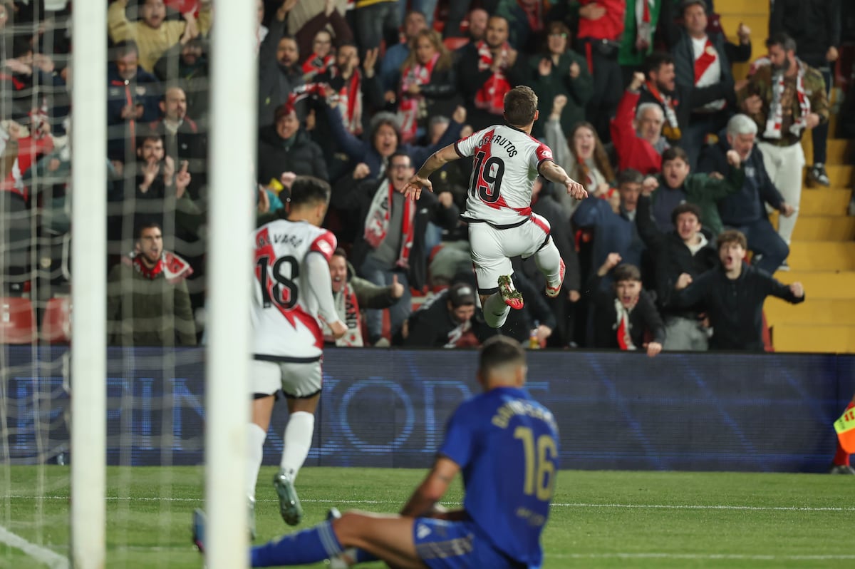 Rayo Vallecano zdrobește Oviedo într-un meci amânat, adâncind criza oaspeților Meciul dintre Rayo Vallecano și Oviedo, amânat în februarie din cauza stării proaste a gazonului, s-a disputat miercuri, iar rezultatul a fost clar: Rayo a învins cu 3-0