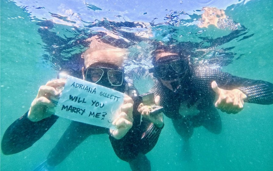 James Hetfield, solistul Metallica, a cerut-o în căsătorie pe iubita sa în timpul unei scufundări cu rechini-balenă Vineri, 13 martie, liderul trupei Metallica, James Hetfield, a făcut un pas important în viața personală: și-a cerut iubita, Adriana Gillett, în căsătorie