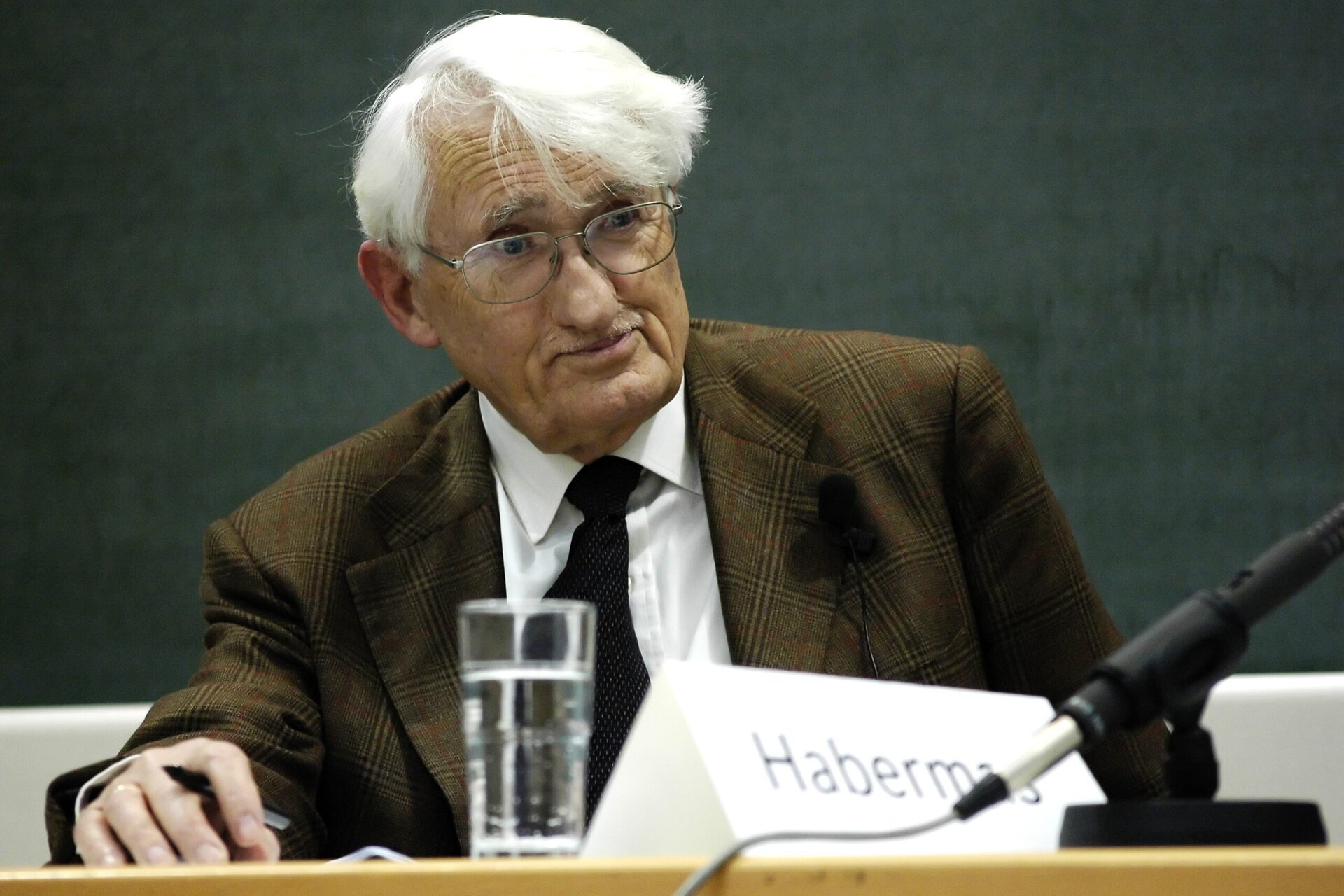 Jürgen Habermas, una dintre cele mai influente voci ale secolului XX, s-a stins din viață Marea scenă a filosofiei și sociologiei pierde un nume uriaș