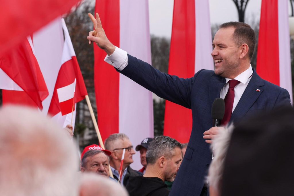 Polonia blochează accesul la fondurile europene pentru apărare Președintele Poloniei, Karol Nawrocki, a decis să blocheze participarea țării sale la un proiect de finanțare a apărării din partea Uniunii Europene