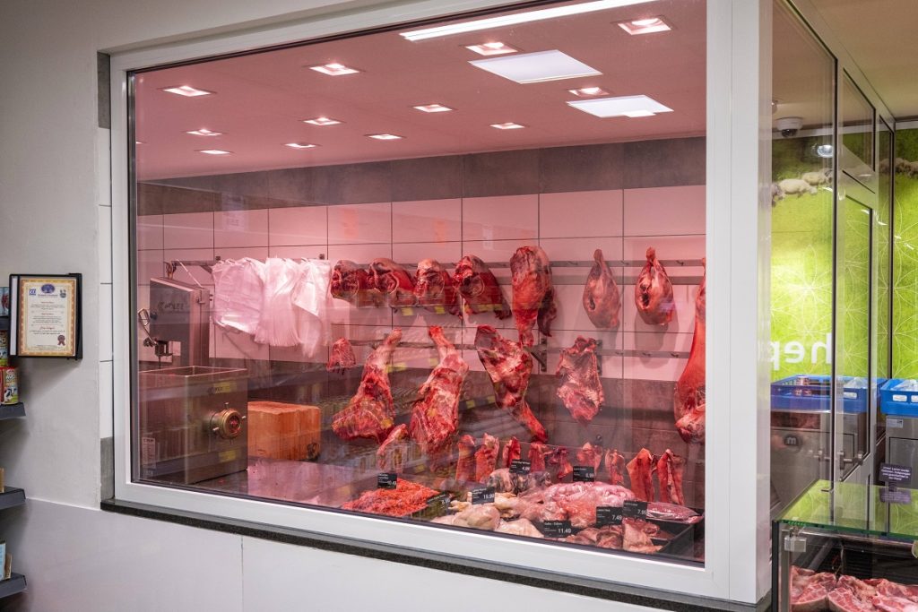 Mielul, un lux pe masa de Paște: prețurile record îngrijorează consumatorii Prețul cărnii de miel a atins cote record în supermarketurile din România, crescând îngrijorător înainte de sărbătorile pascale
