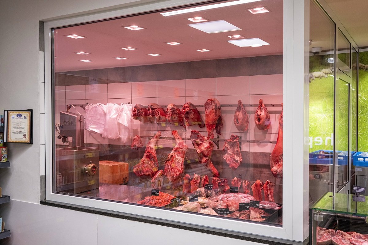 Mielul, un lux pe masa de Paște: prețurile record îngrijorează consumatorii Prețul cărnii de miel a atins cote record în supermarketurile din România, crescând îngrijorător înainte de sărbătorile pascale