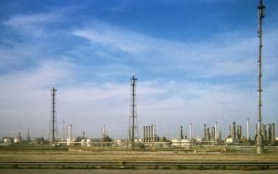 Kuwait_oil_field_as_seen_from_shuttle_bus_on_street_Kuwait_City_February_2004_photo_by_SPC_Backowski.jpeg - JurnalUrban