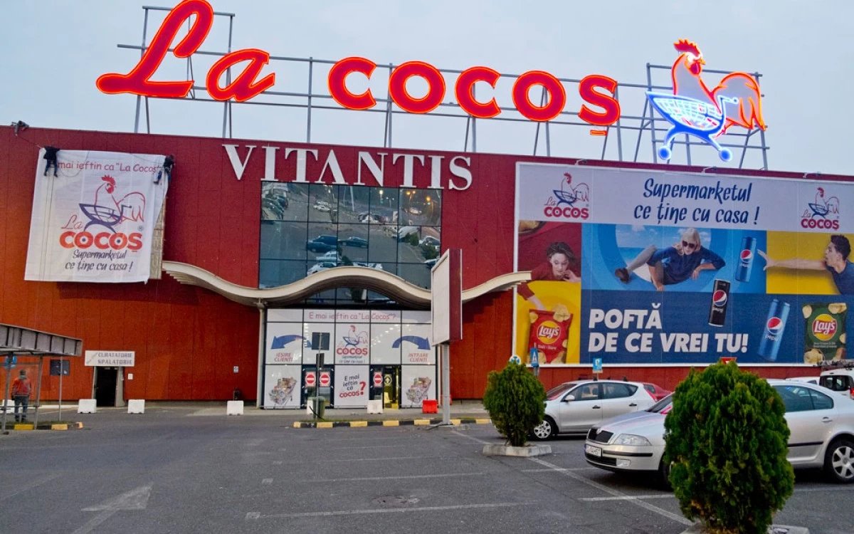 La Cocoș, o nouă etapă sub umbrela grupului german: Clienții, împărțiți de schimbări Rețeaua de magazine La Cocoș a intrat într-o nouă etapă de dezvoltare, odată cu integrarea în portofoliul Schwarz Group, un gigant german al retailului