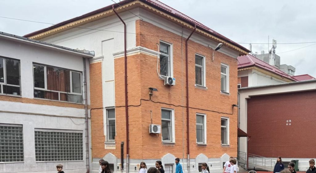 Sectorul 1: Peste 1200 de elevi învață într-o școală cu probleme, primăria propune mansardare