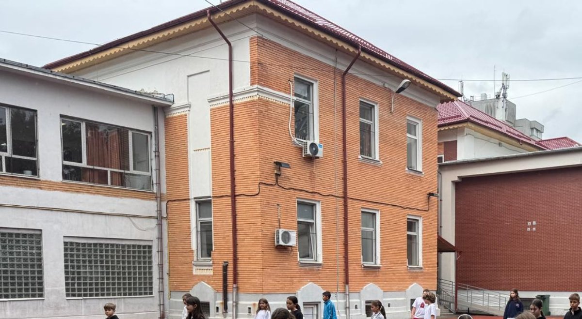 Sectorul 1: Peste 1200 de elevi învață într-o școală cu probleme, primăria propune mansardare