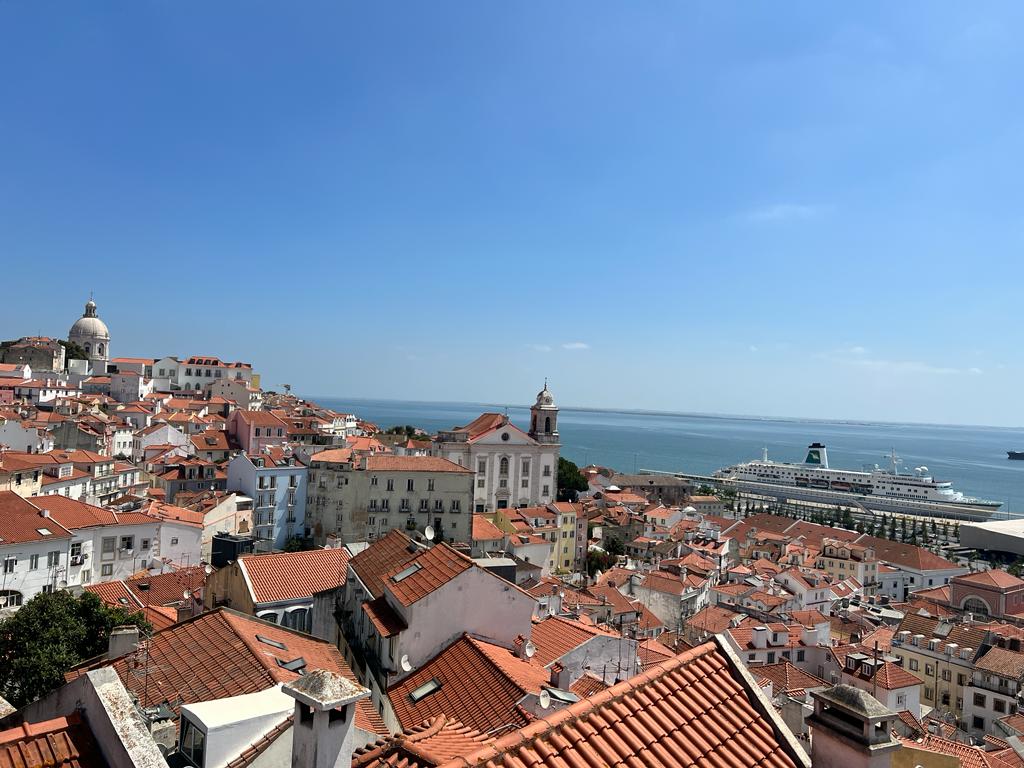 Portugalia înăsprește politica de imigrație: Expulzări accelerate pentru imigranții ilegali Guvernul de dreapta al Portugaliei a aprobat o reformă legislativă menită să eficientizeze și să accelereze procesul de expulzare a imigranților care nu dețin documente legale