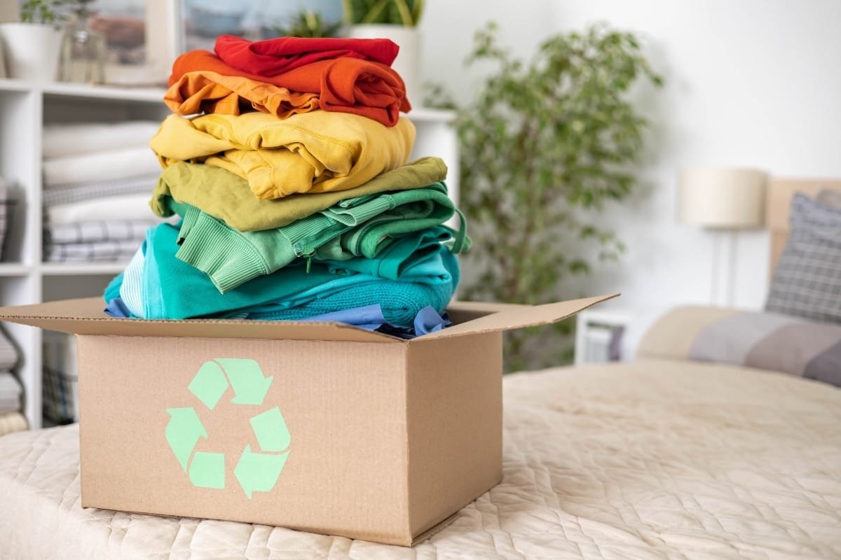 Reciclarea hainelor vechi: Unde puteți dona textile în București și Ilfov În București și în județul Ilfov, locuitorii au la dispoziție multiple puncte de colectare pentru a dona gratuit haine vechi, deteriorate sau alte articole textile