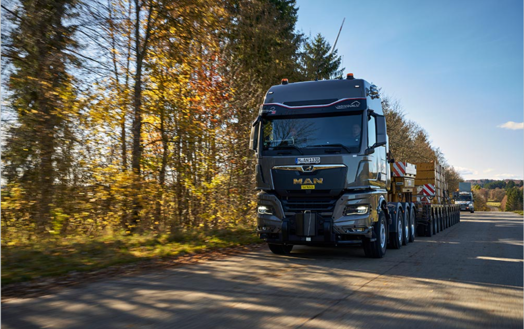 MAN intră pe piața camioanelor pentru transporturi grele cu un nou model, capabil să tracteze până la 250 de tone Producătorul german de camioane MAN lansează un nou model dedicat transporturilor agabaritice, cu capacitatea de a tracta până la 250 de tone