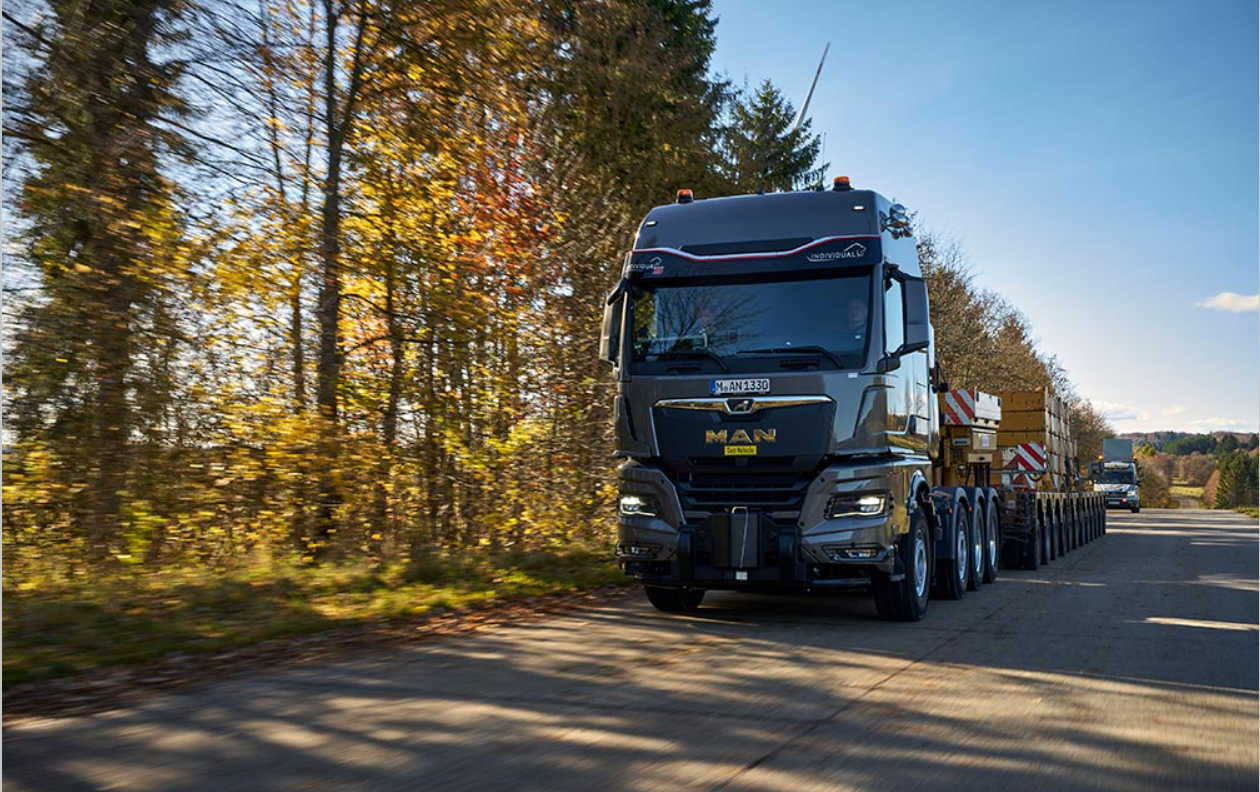 MAN intră pe piața camioanelor pentru transporturi grele cu un nou model, capabil să tracteze până la 250 de tone Producătorul german de camioane MAN lansează un nou model dedicat transporturilor agabaritice, cu capacitatea de a tracta până la 250 de tone