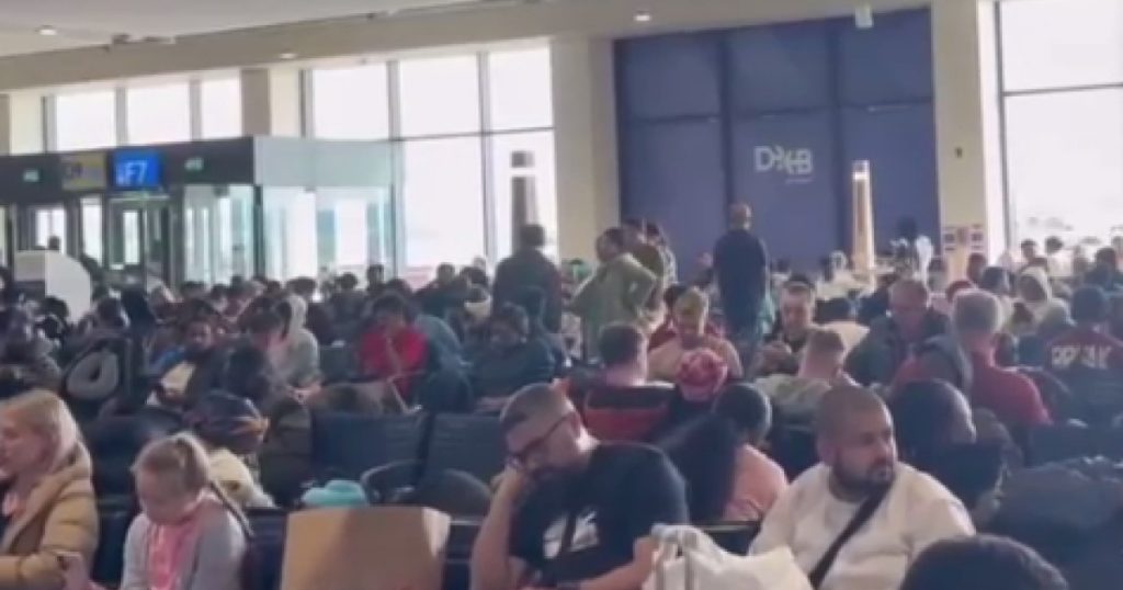 Românii repatriați din Orientul Mijlociu, nemulțumiți de plata biletelor de avion Bucureștiul este scena unor emoții puternice în aceste zile