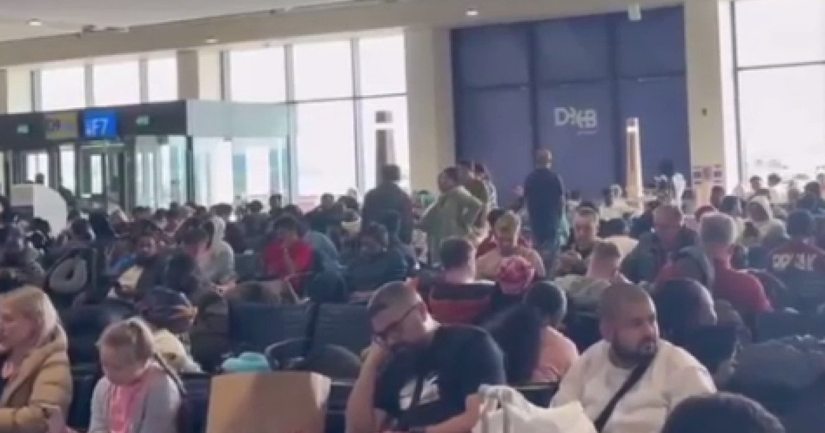 Românii repatriați din Orientul Mijlociu, nemulțumiți de plata biletelor de avion Bucureștiul este scena unor emoții puternice în aceste zile