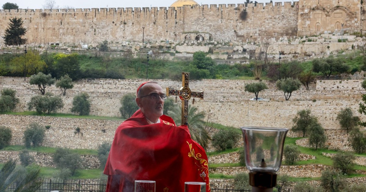 Netanyahu revine asupra interdicției: Patriarhul latin al Ierusalimului va avea acces la Biserica Sfântului Mormânt Premierul israelian Benjamin Netanyahu a anunțat, luni, că patriarhul latin al Ierusalimului, Cardinalul Pierbattista Pizzaballa, va putea relua accesul la Biserica Sfântului Mormânt