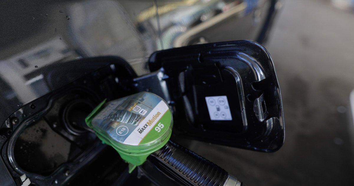 Nouă bani în plus pe litru: OMV Petrom majorează din nou prețurile la carburanți OMV Petrom a scumpit din nou carburanții, joi noaptea, aceasta fiind a doua majorare consecutivă de la începerea conflictului din Iran