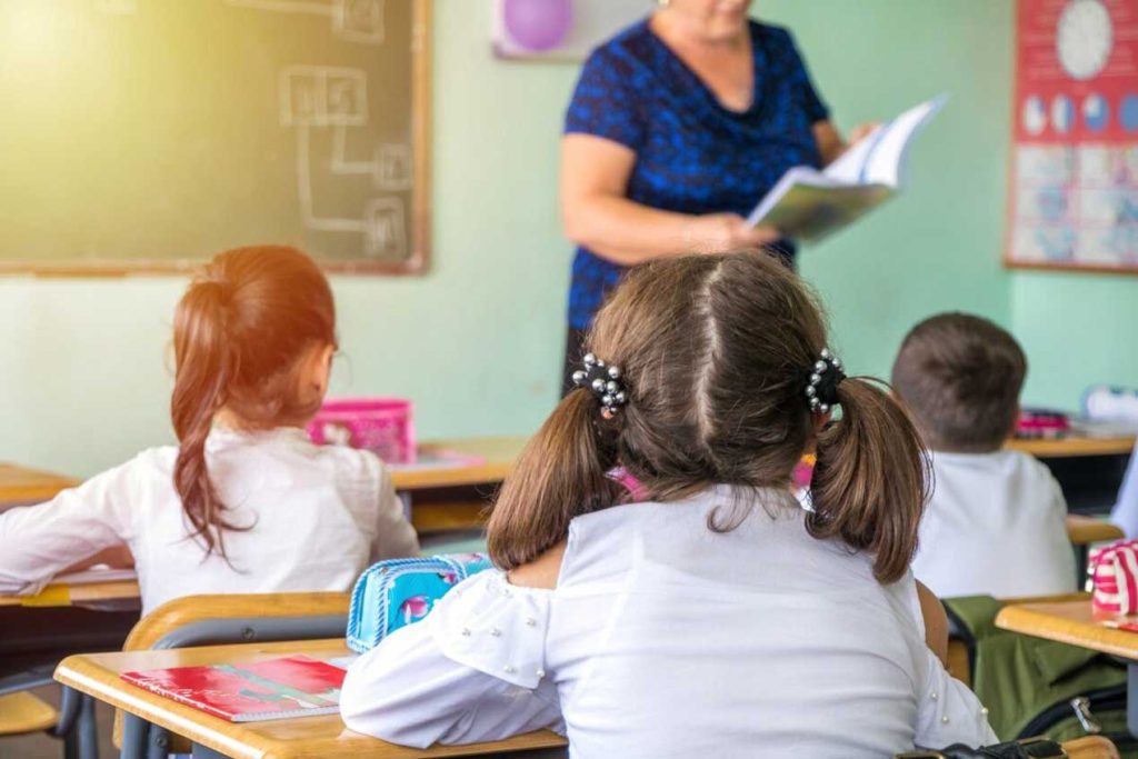 Elevii cu CES ar putea primi mâncare în loc de bani: Senatul a aprobat proiectul de lege Senatul a adoptat un proiect de lege care modifică modul în care sunt acordate alocațiile zilnice de hrană pentru elevii cu cerințe educaționale speciale (CES)