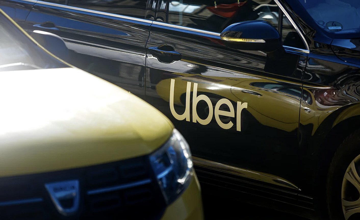 Uber pregătește un atac major pe piața robotaxiurilor Gigantul serviciilor de ride-sharing, Uber, intenționează să intre agresiv pe piața vehiculelor autonome, cu un plan ambițios de a lansa 10.000 de robotaxiuri în colaborare cu producătorul de automobile electrice Rivian