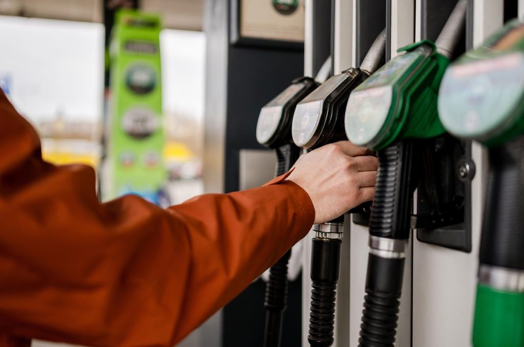 Autoritățile se pregătesc pentru posibile restricții la carburanți În contextul tensiunilor din Orientul Mijlociu și al creșterii prețurilor la pompă, autoritățile române analizează măsuri pentru a asigura continuitatea livrărilor de carburanți