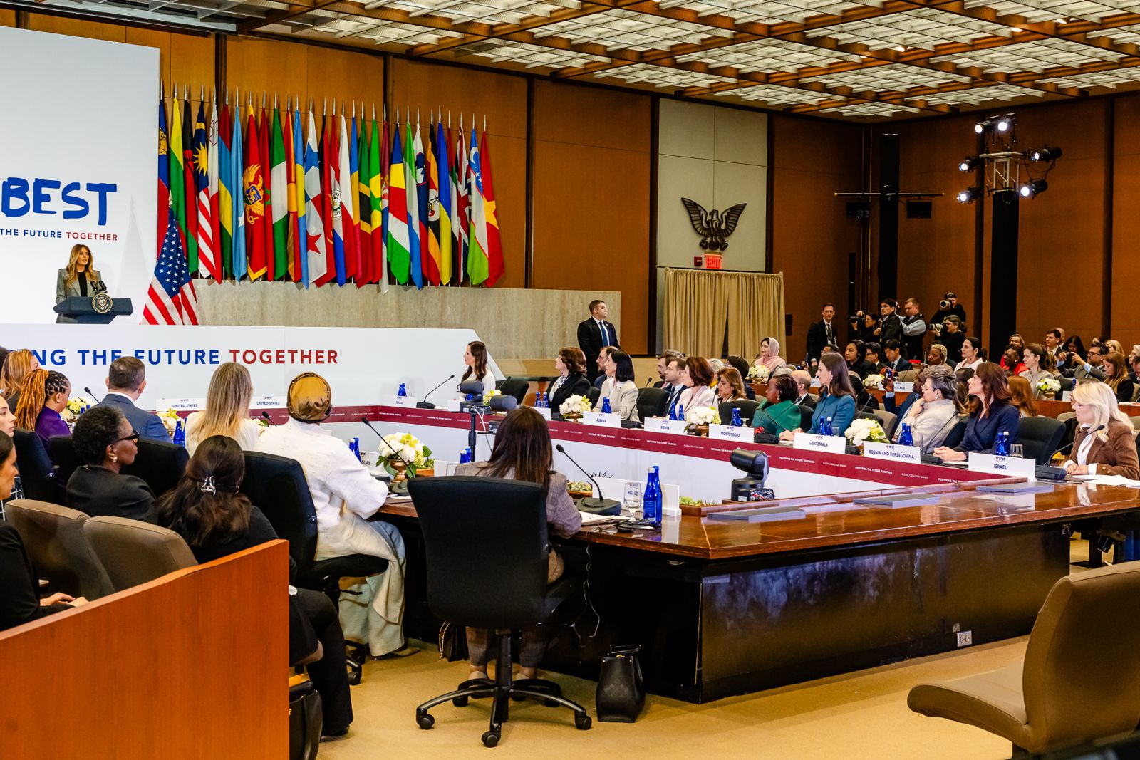 Partenera lui Nicușor Dan, prezentă la un summit global pe educație digitală Mirabela Grădinaru, partenera de viață a primarului general al Capitalei, Nicușor Dan, participă la summitul inaugural al unei coaliții globale dedicate educației digitale a copiilor