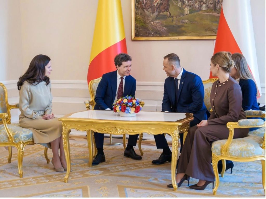 Mirabela Grădinaru, comparată cu Kate Middleton după o apariție oficială în Polonia O apariție vestimentară remarcată a doamnei Mirabela Grădinaru, cu ocazia unei vizite oficiale în Polonia, a stârnit numeroase reacții, inclusiv comparații cu stilul Prințesei de Wales