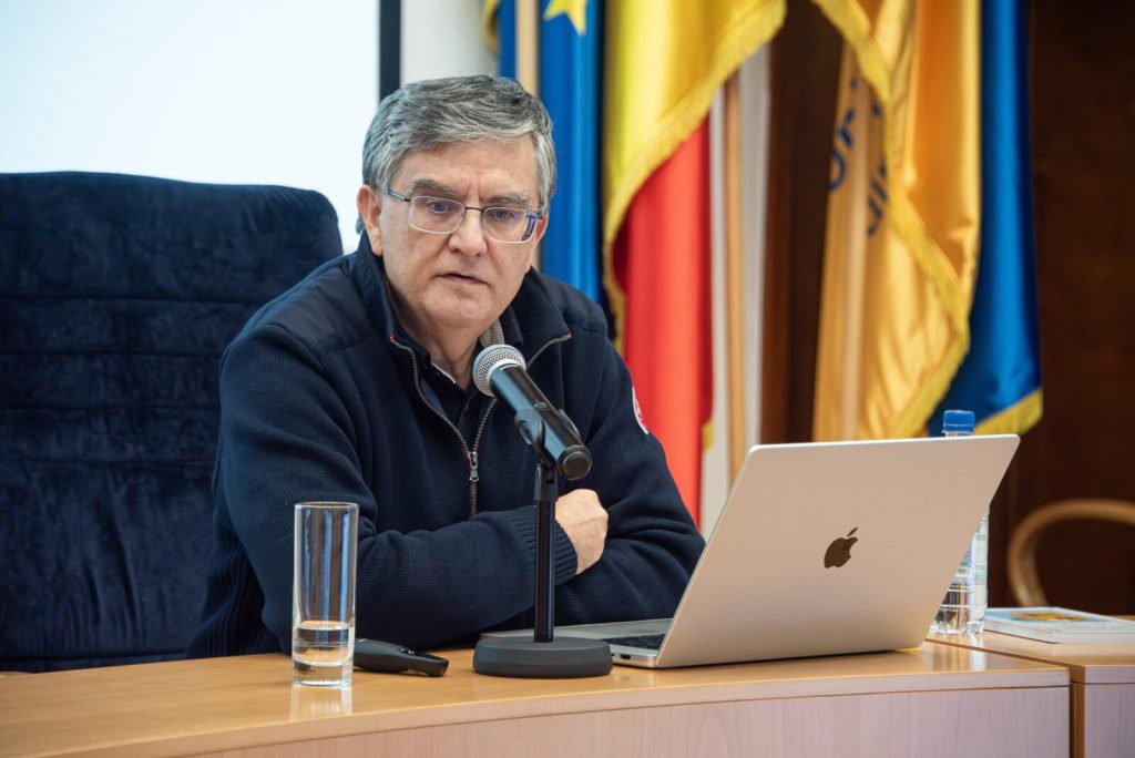 Unirea cu Republica Moldova: Profesorul Mircea Dumitru Schițează o Viziune prin Uniunea Europeană Profesorul Mircea Dumitru, fost ministru al Educației și rector al Universității din București, a abordat recent subiectul sensibil al unirii cu Republica Moldova