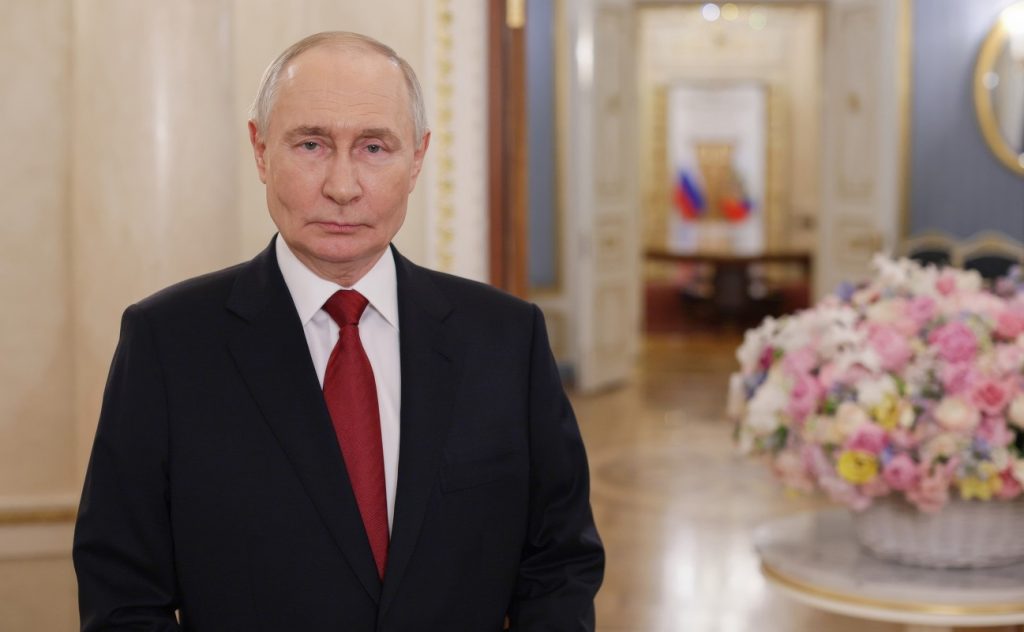 Putin, surprins într-un moment de vulnerabilitate: Kremlinul șterge o înregistrare video Un videoclip needitat cu Vladimir Putin, difuzat accidental de Kremlin, dezvăluie o latură mai fragilă a liderului rus, spre deosebire de imaginea sa publică de om puternic