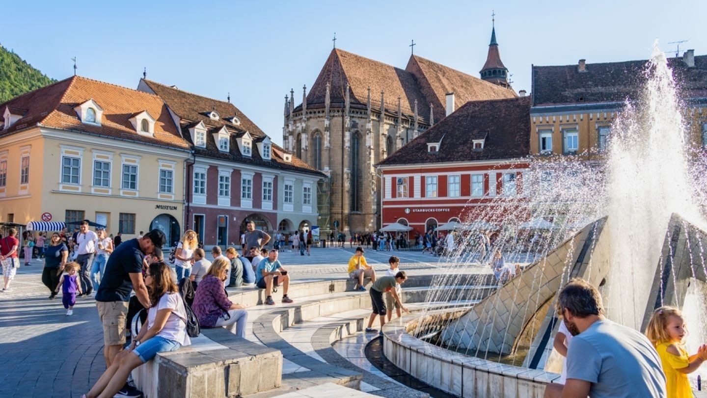Britanicii redescoperă România: țara noastră, pe locul doi în topul preferințelor est-europene România se bucură de o popularitate tot mai mare în rândul turiștilor britanici, urcând pe locul doi în topul destinațiilor est-europene preferate, imediat după Polonia