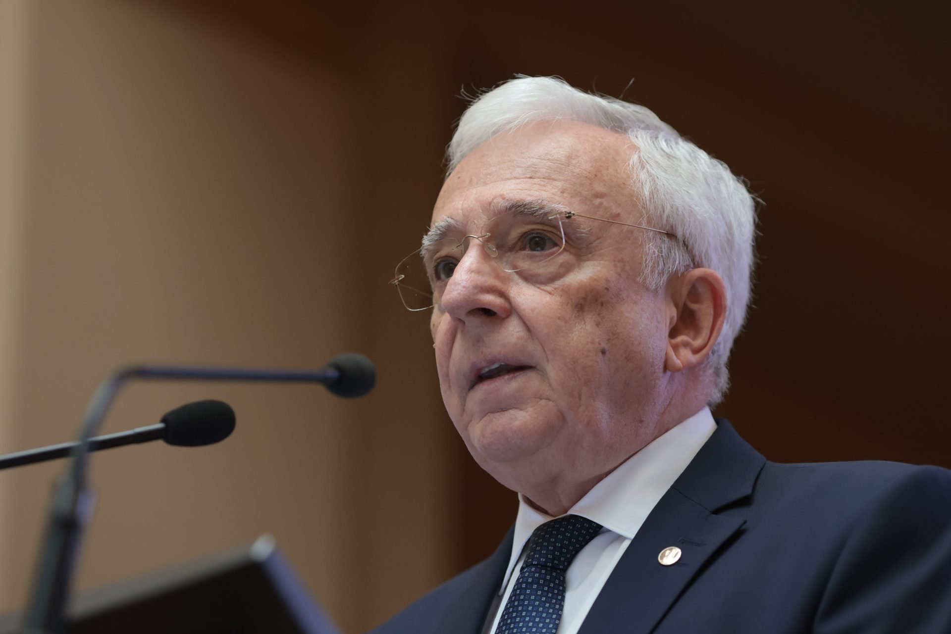 Isărescu: Echilibrul dintre politicile monetare și fiscale, crucial pentru stabilitatea economică București – Guvernatorul Băncii Naționale a României (BNR), Mugur Isărescu, a subliniat luni, la conferința The Economist, importanța unui echilibru delicat între politicile monetare și fiscale pentru a menține stabilitatea economică