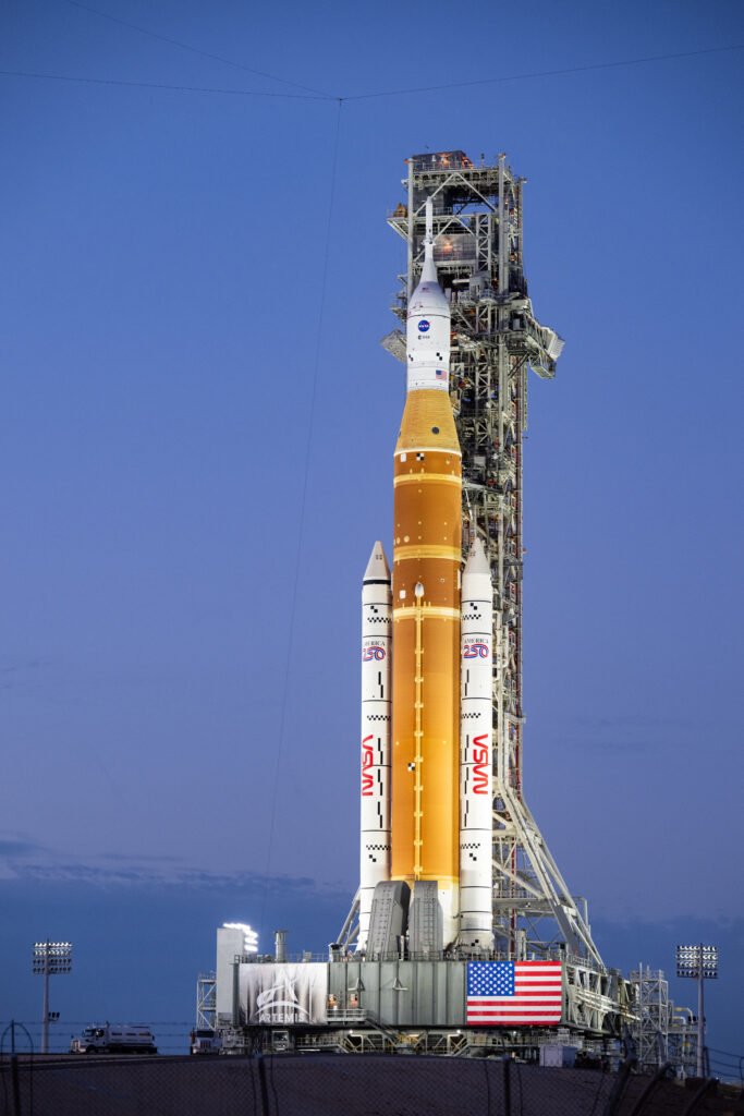 Racheta Artemis 2, pregătită pentru testul final: SLS și Orion pe rampa de lansare Gigantul Space Launch System (SLS) al NASA și capsula Orion, componentele centrale ale misiunii Artemis 2, au fost readuse pe rampa de lansare