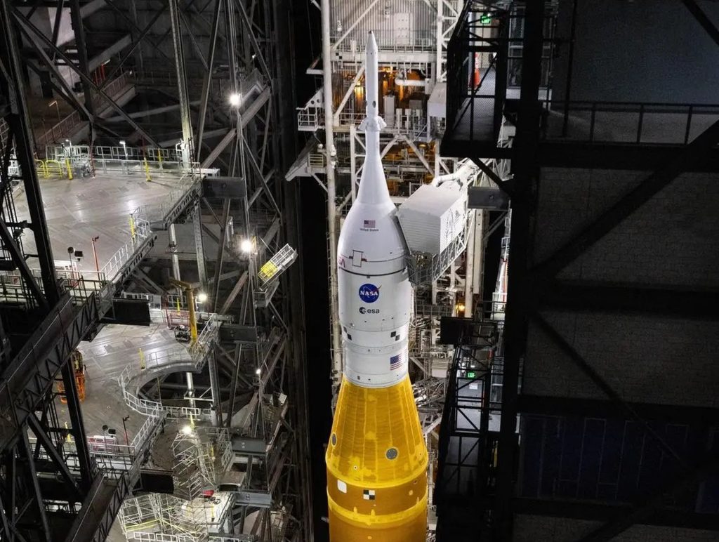NASA a reparat racheta Artemis 2: Lansarea spre Lună ar putea avea loc în aprilie NASA a remediat o defecțiune la racheta Artemis 2, menținând astfel pe calendar posibilitatea unei lansări în aprilie