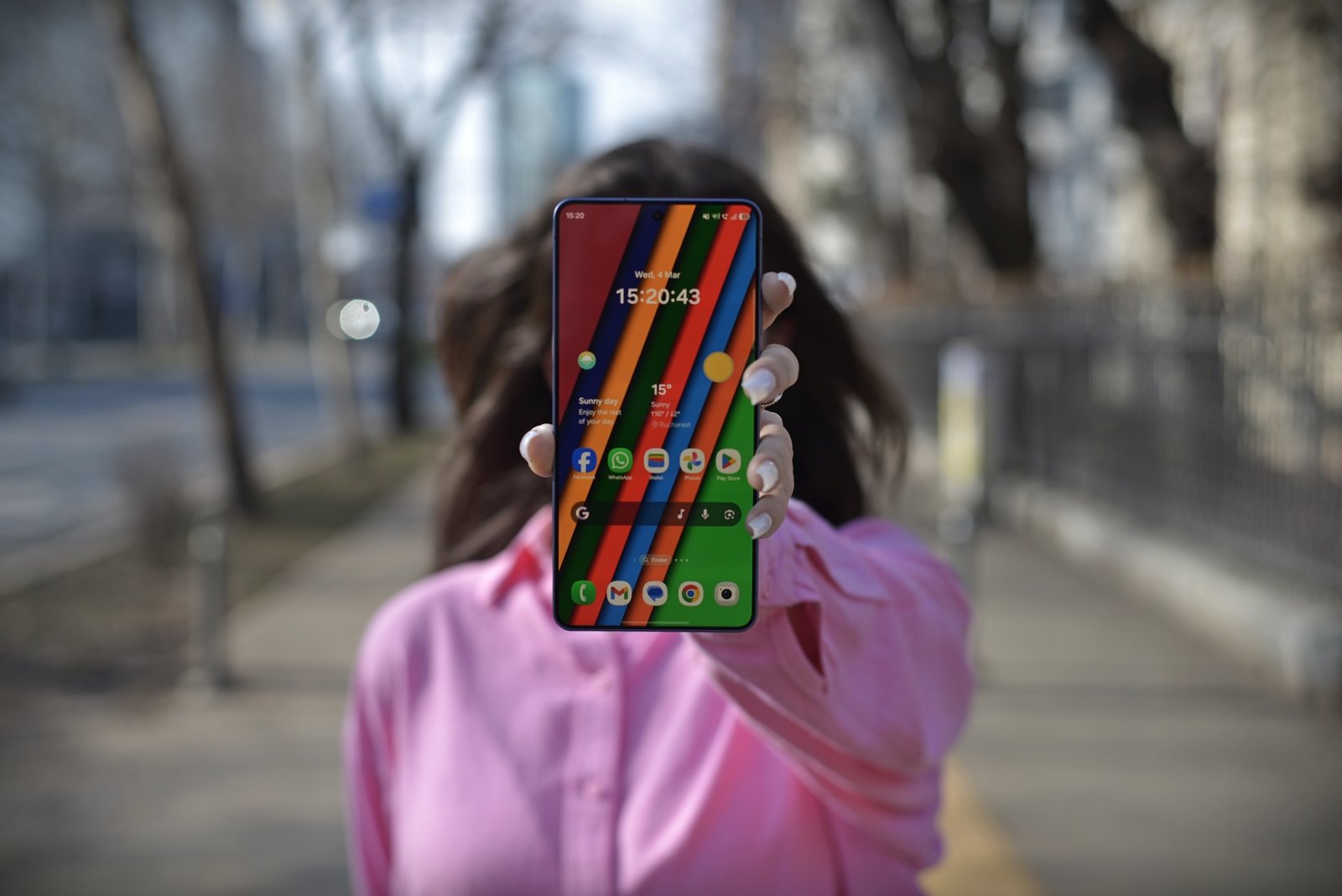Samsung Galaxy S26 Ultra: Costul justifică inovația? Samsung a lansat recent noul său model de top, Galaxy S26 Ultra, care vine cu un preț mai ridicat decât predecesorul său