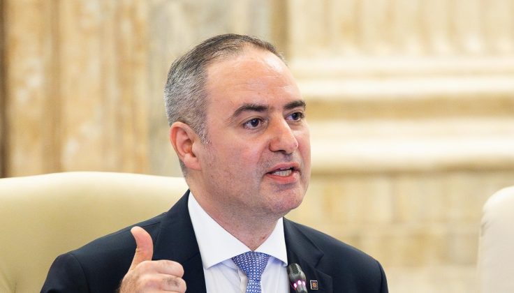 Ministrul Finanțelor, implicat într-un accident rutier în București Ministrul Finanțelor, Alexandru Nazare, a fost implicat într-un accident rutier sâmbătă dimineață, în Capitală