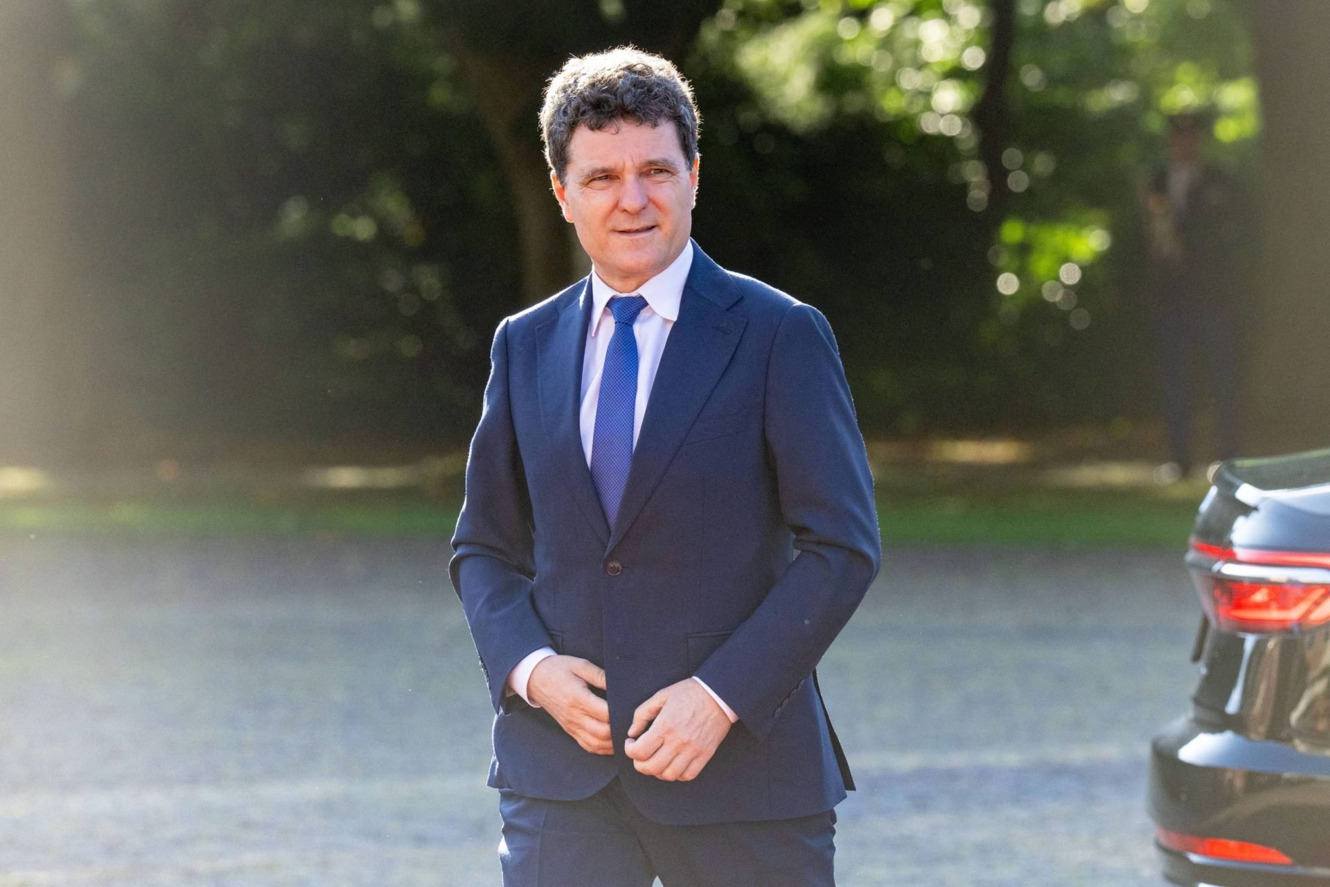 Nicușor Dan a redus semnificativ costurile deplasărilor externe, adoptând o abordare mai economică Administrația prezidențială, condusă de Nicușor Dan, a implementat o serie de măsuri menite să diminueze cheltuielile legate de deplasările externe